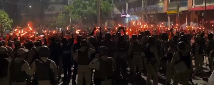 న్యాయం కోసం పోరు..ఇంఫాల్‌ వీధుల్లో అర్ధరాత్రి యుద్ధ వాతావరణం